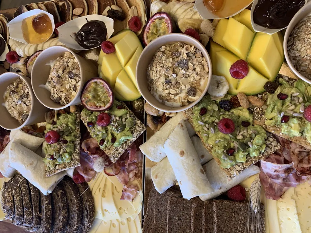 Plateau Le Brunch : bols de granola, avocado toasts, wraps, pancakes et fruits frais