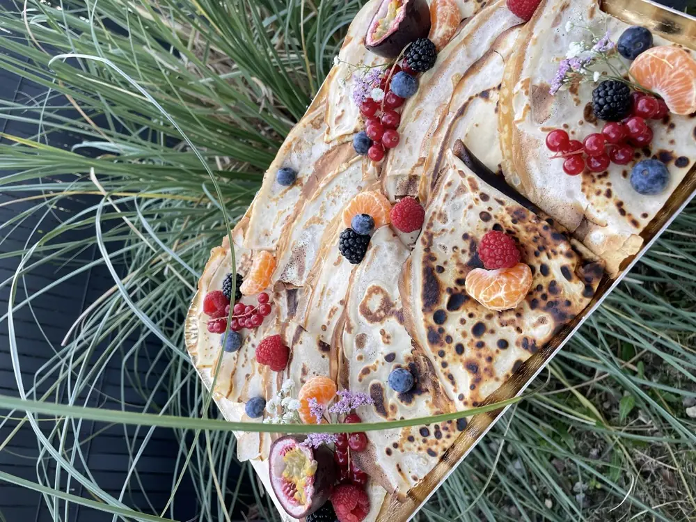 Plateau La Chandeleur : crêpes maison roulées, chantilly et fruits frais