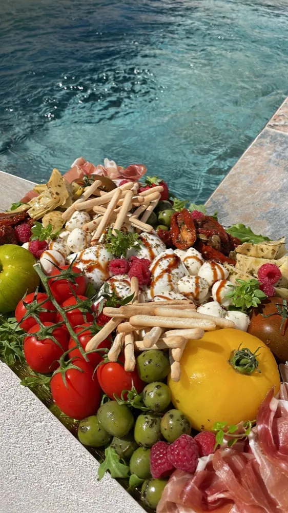 Plateau La Dolce Vita : fromages italiens, jambon de Parme, tomates cerises, olives et gressins