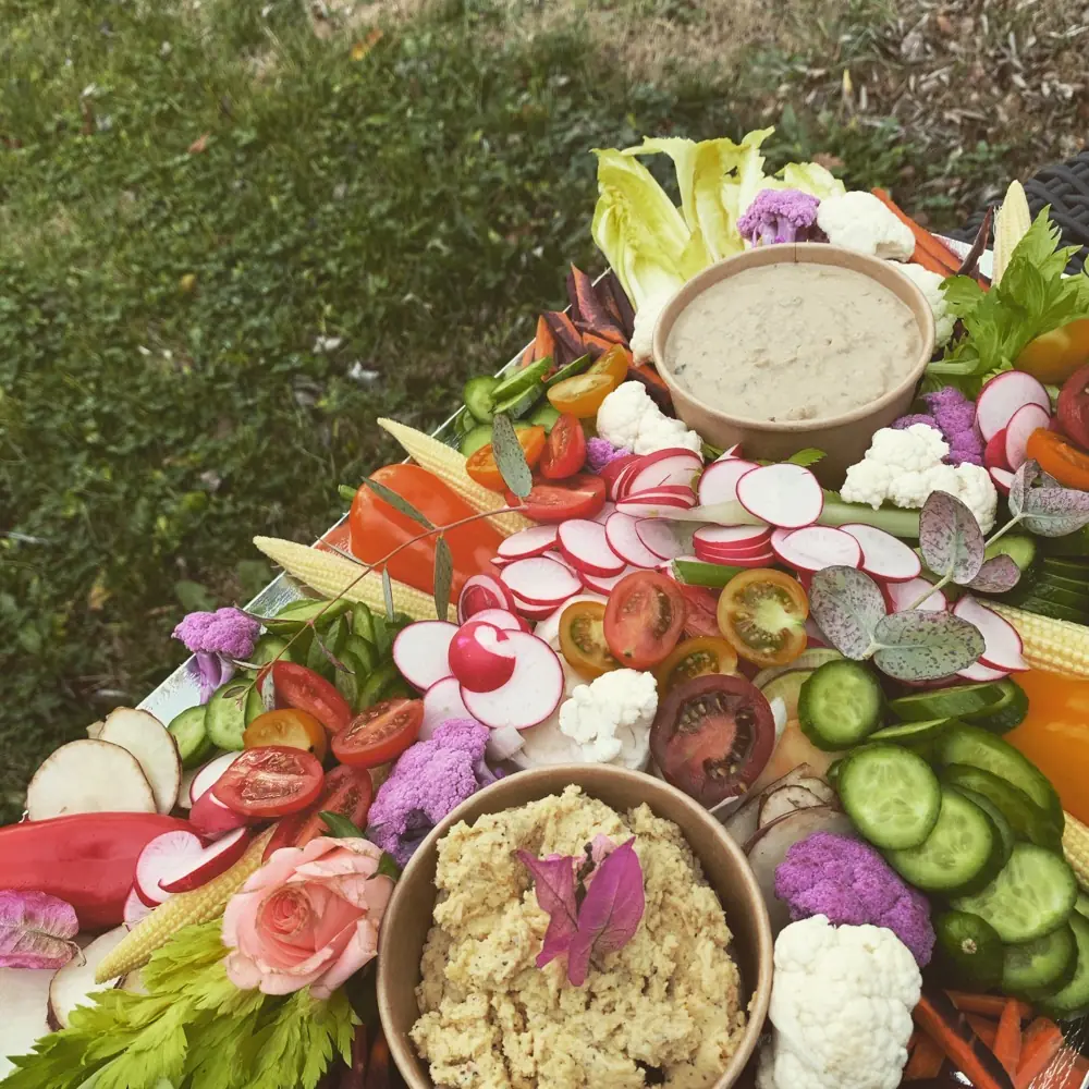 Plateau Le Fernandel : légumes crus de saison, radis, tomates, chou-fleur et condiments maison