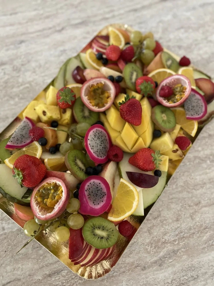 Plateau Tutti Frutti : mangue, kiwi, fruit du dragon, fruits de la passion et fruits rouges