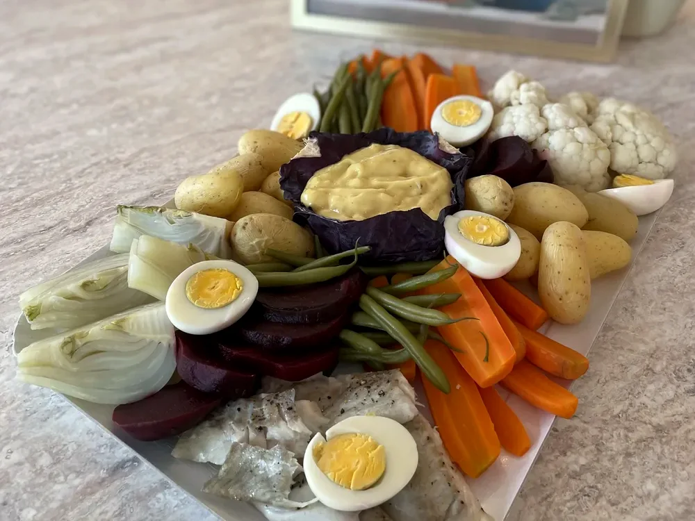 Plateau L'Aïoli : légumes cuits, œufs durs, cabillaud et aïoli maison