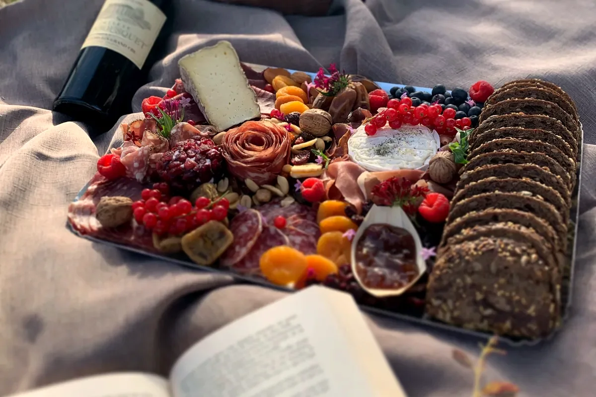 Plateau Le Marius : charcuteries, fromages, fruits frais et secs, olives et crackers sur une ardoise