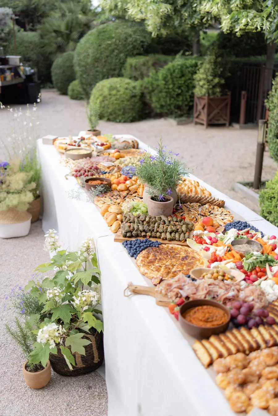 Longue table dressée en extérieur mêlant mets sucrés et salés, formule Le Petit Pâturage de Mon Petit Pâturage